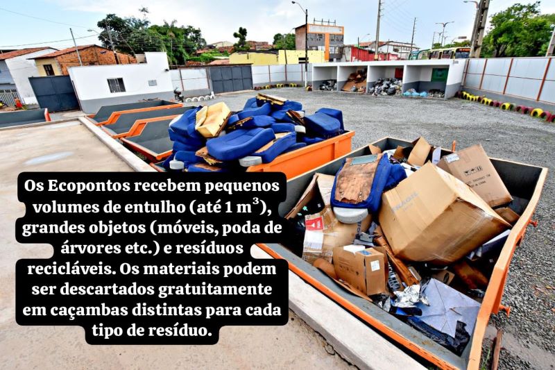 Entrada de um dos Ecopontos de SP com caçambas para diferentes tipos de materiais e sinalização.